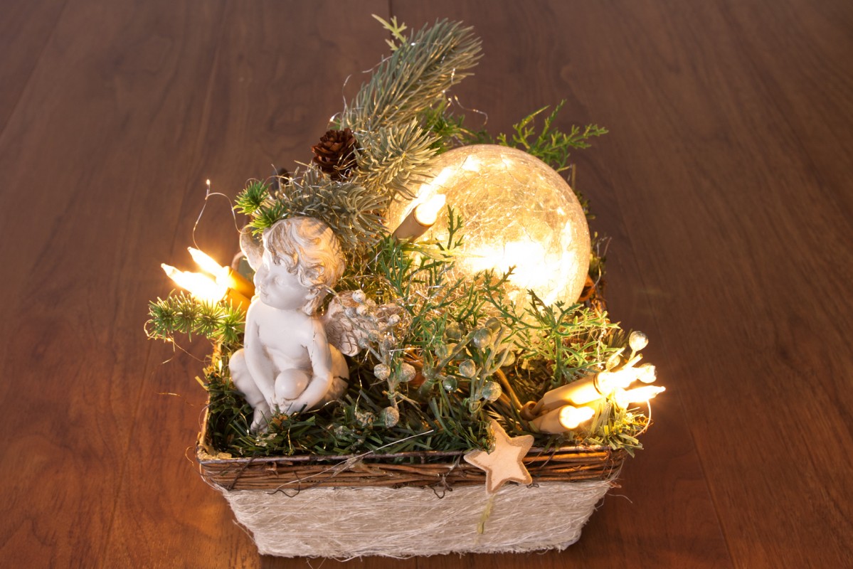 Deko Korb mit Engel und Glaskugel, mit 10tlg. Lichterkette Möbel